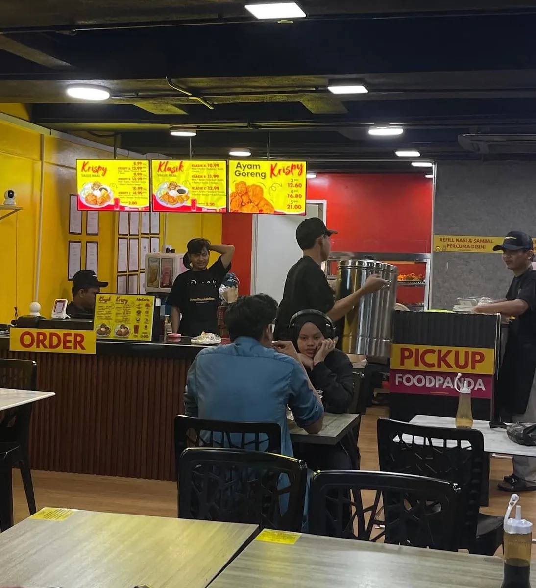 Kaunter Ayam Gepuk Artisan Seksyen 7 waktu malam, papan menu dan kaunter pickup